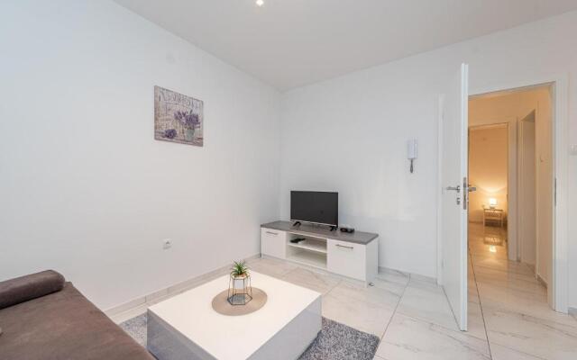 Star 5 modern & centrally ap for 4