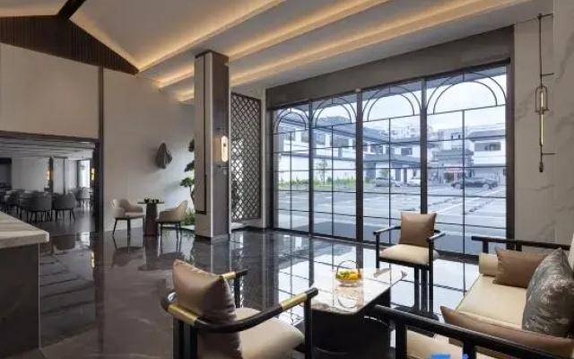 Longyi International Hotel（Xintangwei Subway Station）