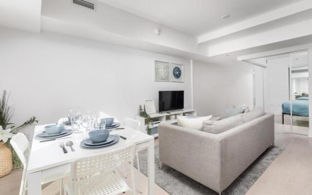 Upscale & Modern 1bd + Den in heart of Downtown!