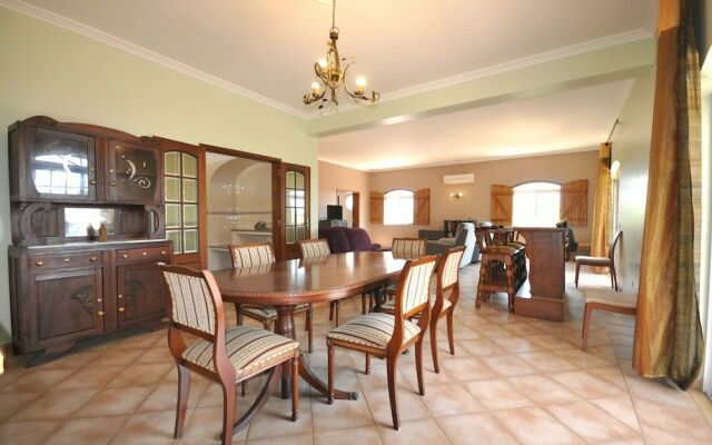 Large Country Villa With Private Pool, Vilamoura