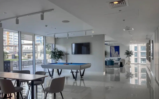 Modern 2BR w Direct Beach Access, Emaar Beachfront