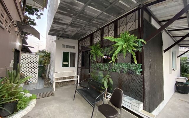 OYO 75396 Look Shine Apartment