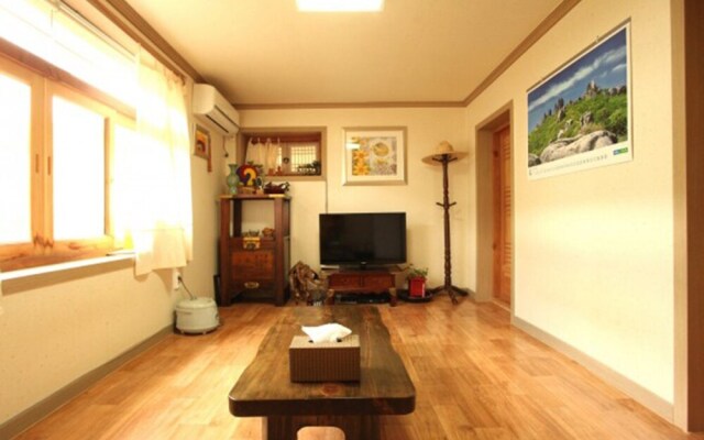 Jeonju Gyodong Baekjak Hanok Stay