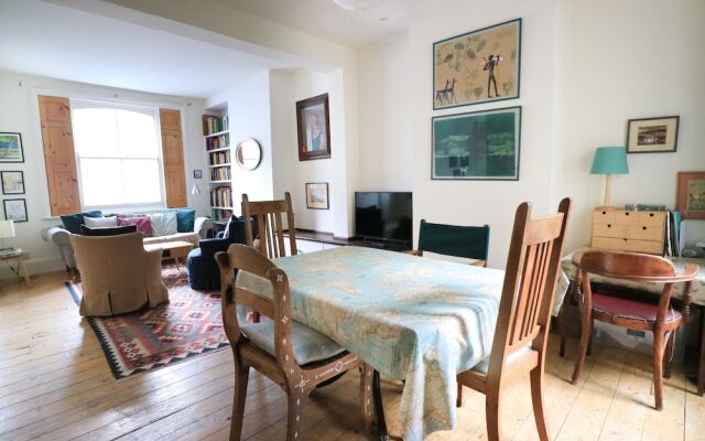 Charming 2 Bedroom House With Garden in East London