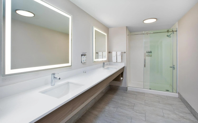 Holiday Inn Express And Suites Milwaukee Nw Park Place by IHG