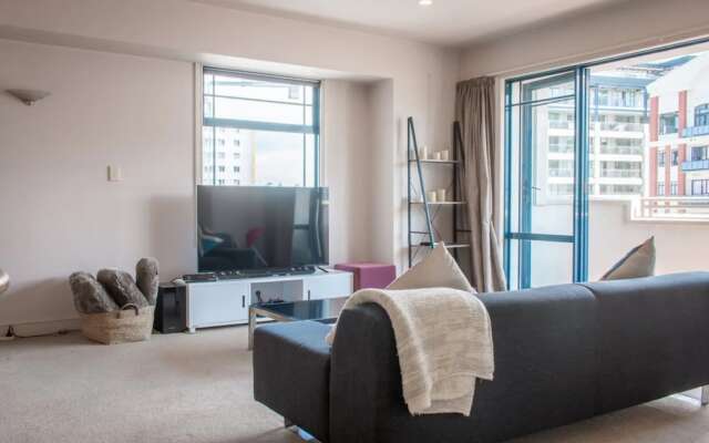 Cosy 2 Bedroom CBD Apartment With Balcony