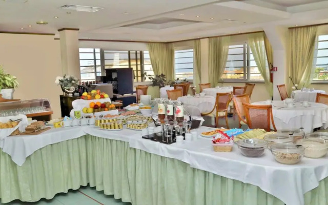 Hotel in Cecina just 100 mt from the sea