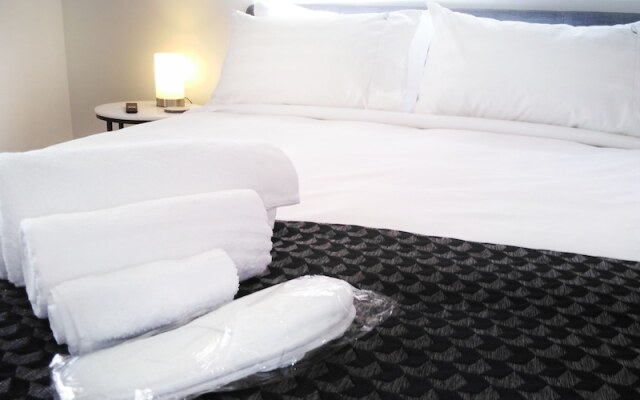 Lakeside Retreat & Business