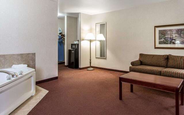 Quality Inn & Suites Fort Madison near Hwy 61