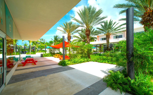 Modern 1BR Apt w Rooftop Pool Onsite Amenities