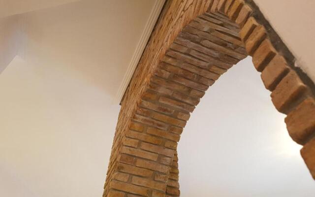 JOHN BEAUTY 50m2, METRO and ACROPOLIS 5'
