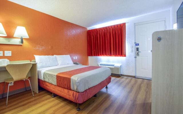Motel 6 Phoenix - Northern Avenue