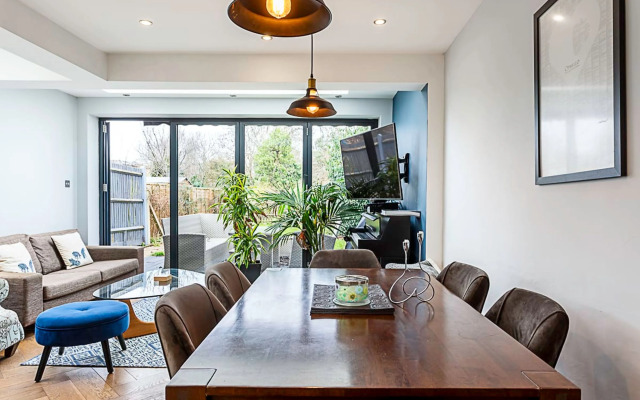 Modern and Spacious Colliers Wood Home