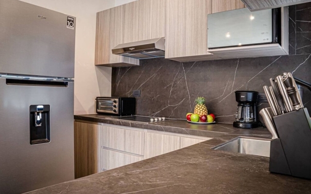 Modern 2 Bedrooms Apartment Steps From The Beach