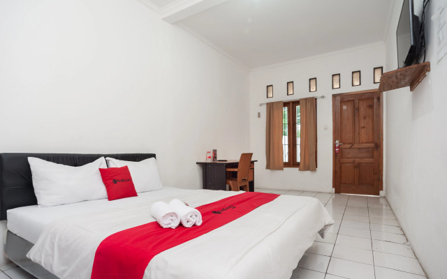 RedDoorz Syariah Plus near Jatiwarna Toll Gate