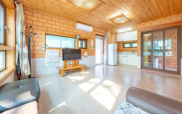 Tongyoung Blue House Spa Pension