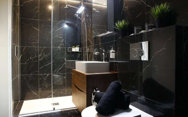 3B Princes Square Luxurious Wonderful Double Bed Apartment