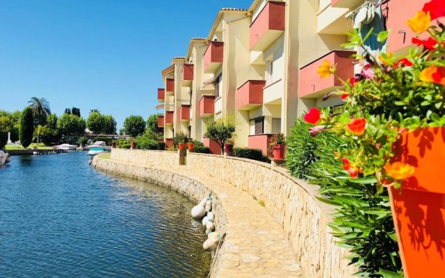 PORT SOTAVENT 16A - Apartamento en la Marina de Empuriabrava - piscina comunitaria, - parking - vistas al canal - cerca centro y playa