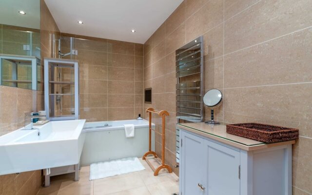 Spacious Apartment in Clapham Town by Guestready