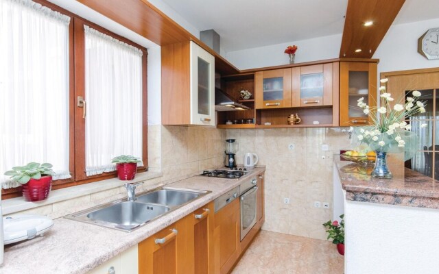 Awesome Home in Solin with WiFi, 8 Bedrooms & Hot Tub