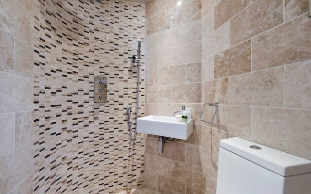 Bright & Spacious 2-bed Apt, 5 Mins From Tube