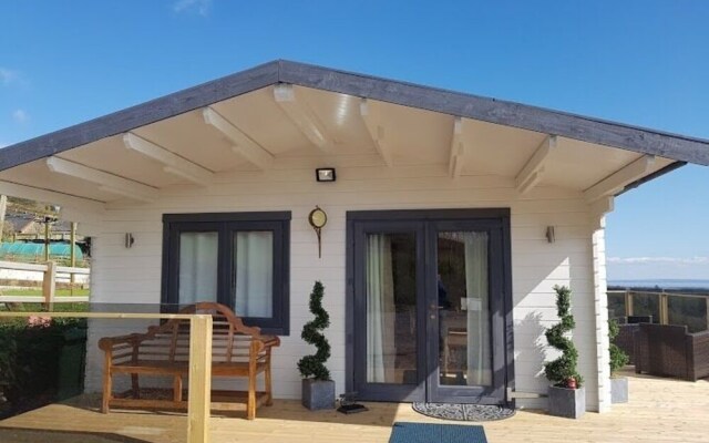 Secret Lodge by Cardiff Holiday Homes
