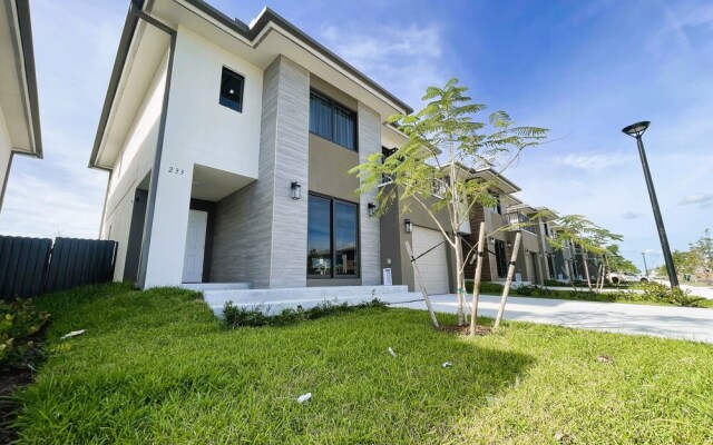 Green Luxurious 5BD Jungle House by FL Keys MIA