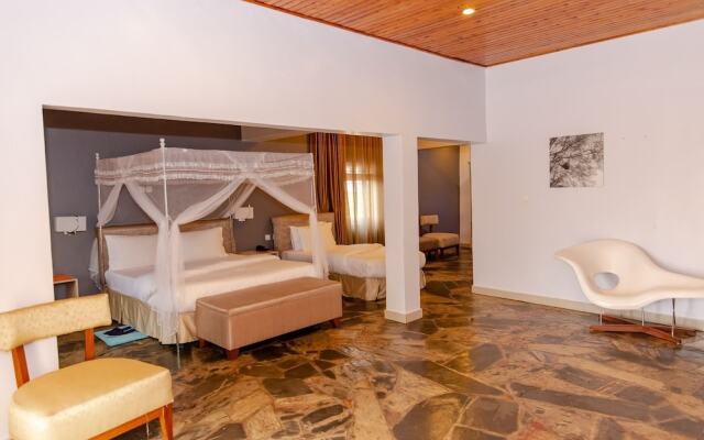 La Villa Cafe & Suites