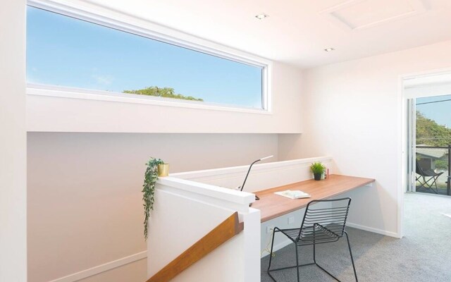 New Designer Home + Parking + Close to Airport
