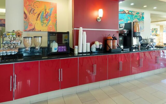 Days Inn & Suites Milwaukee