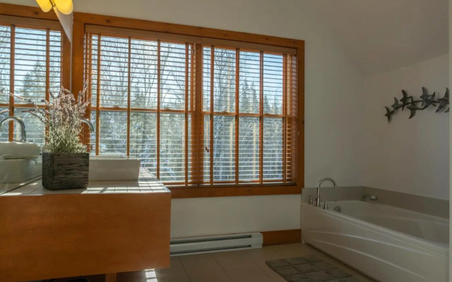 4-Bedroom Chalet Fraternite in Lac-Superieur Tremblant