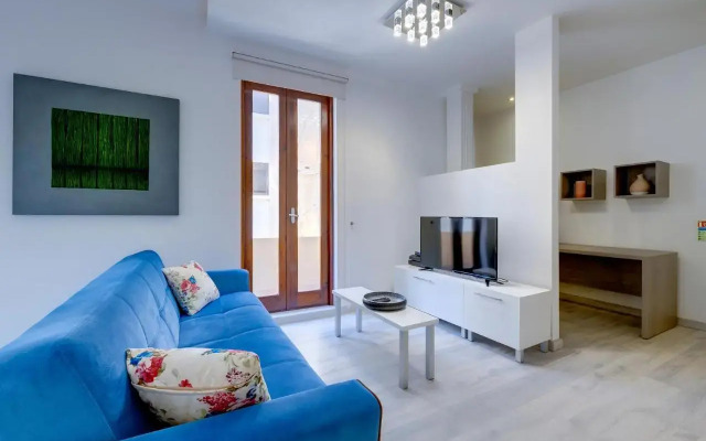 Stylish 2BR Apart, Steps Away from the Beach