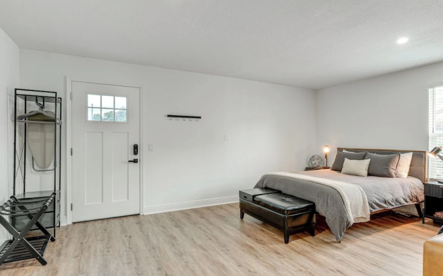 Stylish Lakeland Studio w/ Workspace