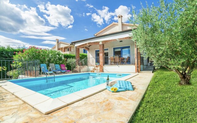 Detached modern villa with pool in Sveti Lovrec, near the beach and Porec