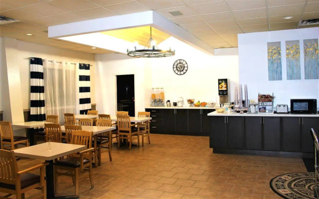 Jolly Roger Inn & Resort