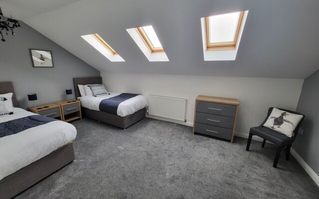 4 Bedroom Home Tameside, Grt Manchester Sleeps 7