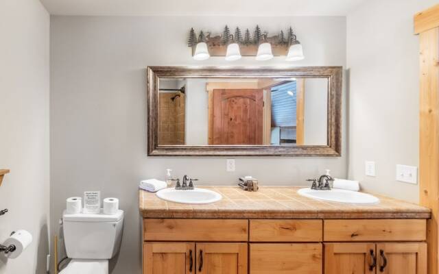 Getaway Moose 3 Bedroom Home by NW Comfy Cabins by RedAwning