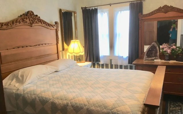 Old Iron Inn Bed and Breakfast