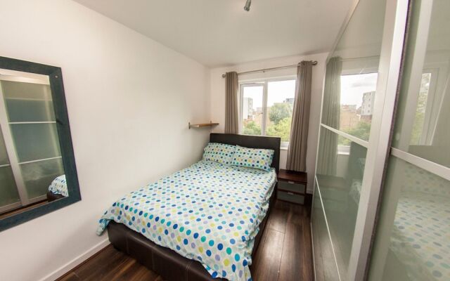 Bright and Spacious Flat Near Borough