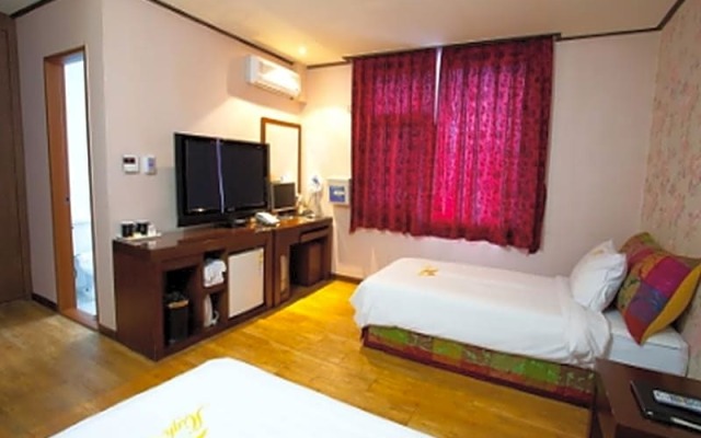 Goodstay HighValley Hotel
