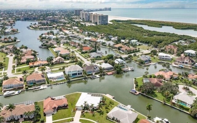 435 - 435 Court 3 Bedroom Home by Redawning