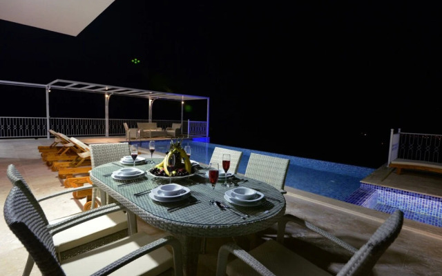 Villa Oscar by Akdenizvillam