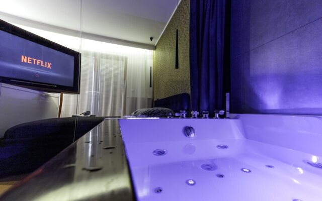 Glass House Hot Tub Apartments