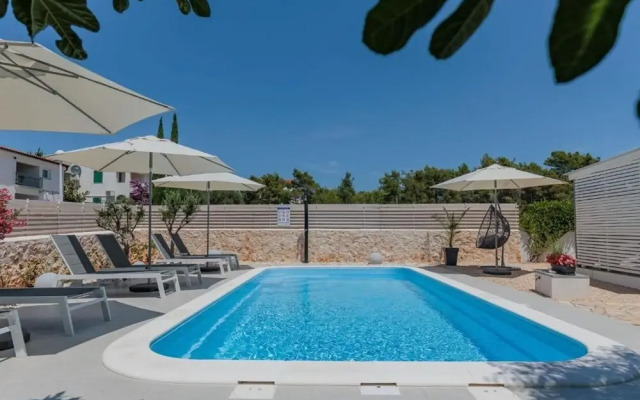 Charming Apartments Tome With Pool