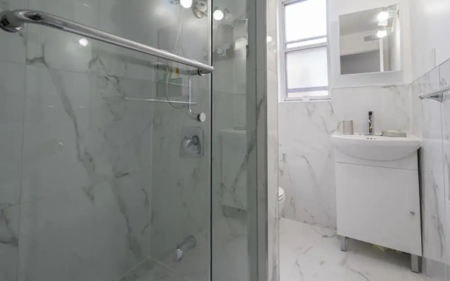 Applewood Suites - 4 BDRM King West