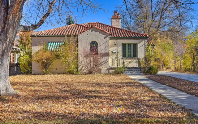 Yard & Grill: Centrally Located Denver Retreat!