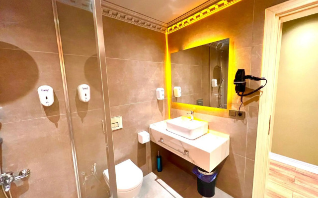 Real King Hotel