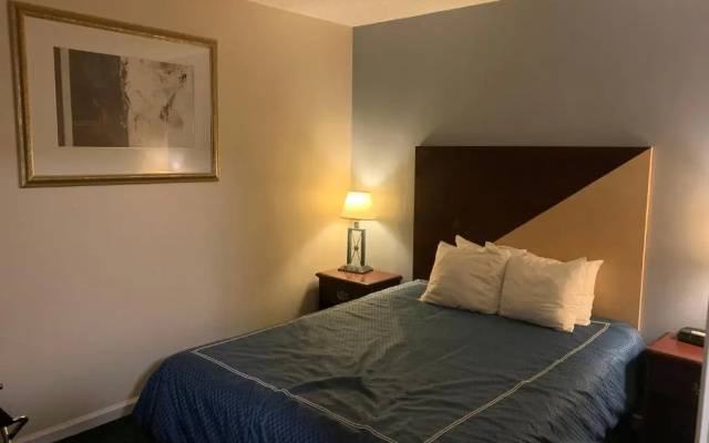 Merrimac Inn & Suites