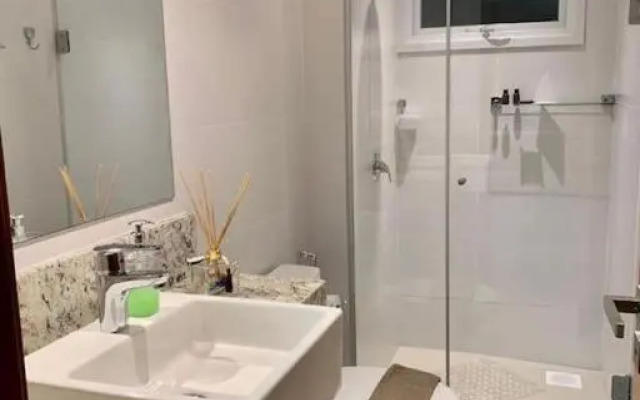 Belíssimo apto 2 suítes em ótima localização de Gramado