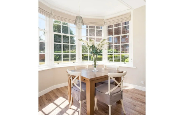 Stunning 1BR Apartment in Central York W/parking